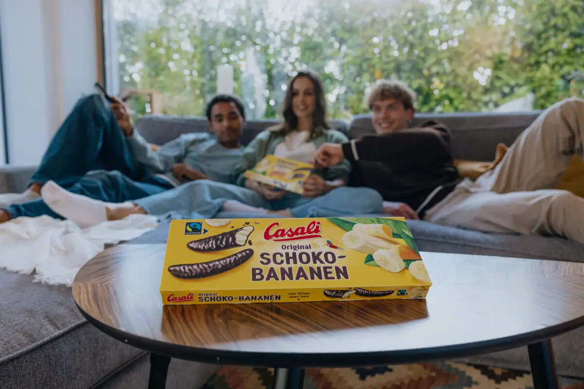 Eine Packung Schoko-Bananen auf einem Couchtisch