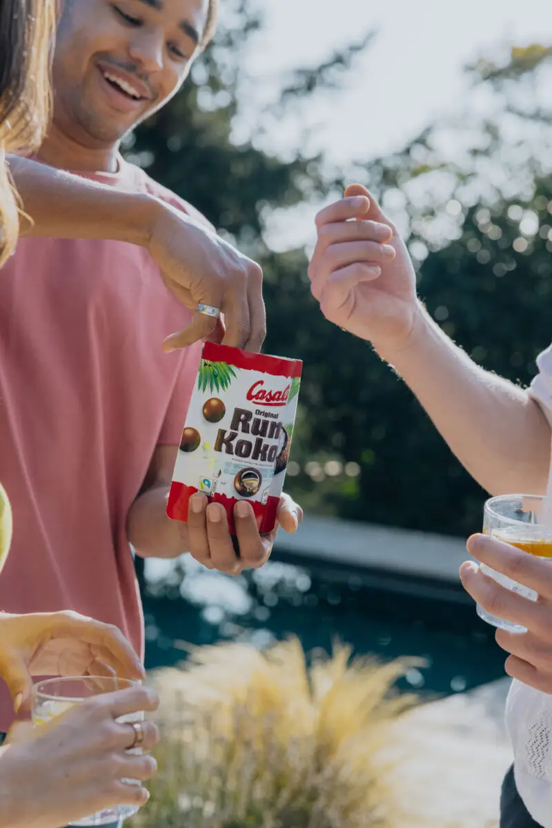 Junge Menschen teilen sich eine Packung Casali Rum-Kokos Kugeln