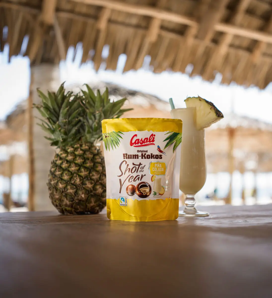 eine Packung Rum-Kokos Shot of the year auf der Beach Bar neben einem Cocktail
