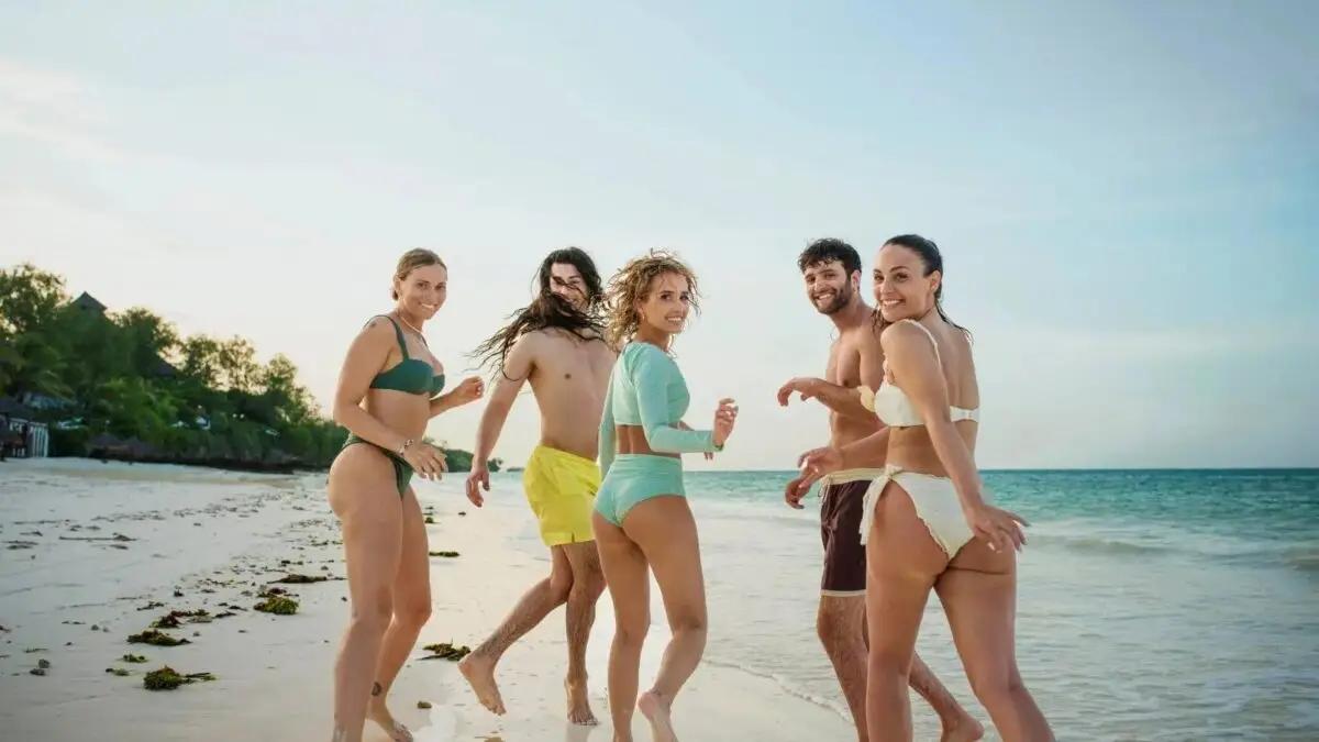 Junge Leute laufen am Strand
