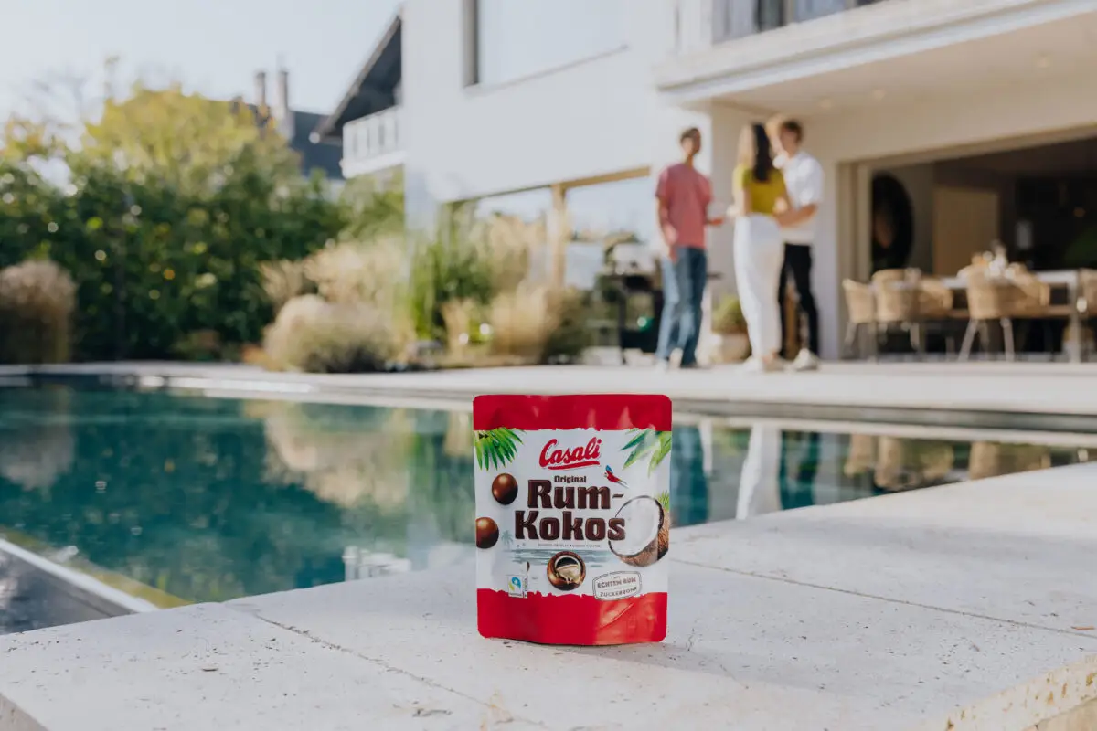Eine Packung Rum-Kokos vor einem Pool